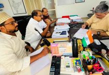 പൊന്നാനി ഫൂട്ട് ഓവർബ്രിഡ്ജ്: ഡിസൈൻ മാറ്റത്തിന് അംഗീകാരമായി KP Noushad Ali discusses the Ponnani Foot Overbridge design change with NHAI officials, accompanied by Muhammed Rashid Hudavi and A.M. Samad.