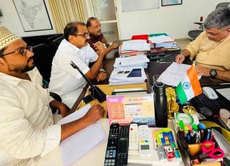 പൊന്നാനി ഫൂട്ട് ഓവർബ്രിഡ്ജ്: ഡിസൈൻ മാറ്റത്തിന് അംഗീകാരമായി KP Noushad Ali discusses the Ponnani Foot Overbridge design change with NHAI officials, accompanied by Muhammed Rashid Hudavi and A.M. Samad.