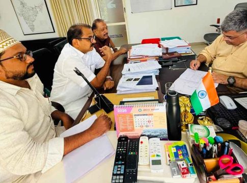 KP Noushad Ali discusses the Ponnani Foot Overbridge design change with NHAI officials, accompanied by Muhammed Rashid Hudavi and A.M. Samad.