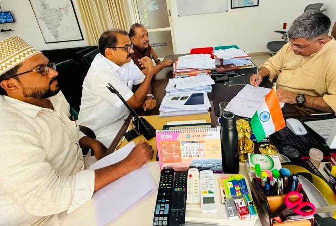 പൊന്നാനി ഫൂട്ട് ഓവർബ്രിഡ്ജ്: ഡിസൈൻ മാറ്റത്തിന് അംഗീകാരമായി KP Noushad Ali discusses the Ponnani Foot Overbridge design change with NHAI officials, accompanied by Muhammed Rashid Hudavi and A.M. Samad.