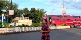 ട്രാക്ക് സ്യൂട്ടും കോട്ടുമില്ല; നഗ്നപാദയായി മാരത്തണിൽ ഓടി ഒന്നാമതെത്തി രമാഭായ് mother runs marathon barefoot to fund daughters' education