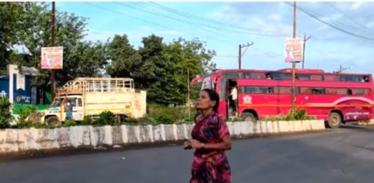 ട്രാക്ക് സ്യൂട്ടും കോട്ടുമില്ല; നഗ്നപാദയായി മാരത്തണിൽ ഓടി ഒന്നാമതെത്തി രമാഭായ് mother runs marathon barefoot to fund daughters' education