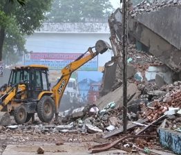 യുപിയിൽ കലക്ട്രേറ്റ് വളപ്പിലെ പള്ളി പൊളിച്ചുനീക്കി; എംപി ഇഖ്റ ഹസൻ വീട്ടുതടങ്കലിൽ bulldozer-action-on-saharanpur-mosque