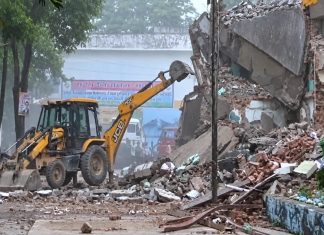 യുപിയിൽ കലക്ട്രേറ്റ് വളപ്പിലെ പള്ളി പൊളിച്ചുനീക്കി; എംപി ഇഖ്റ ഹസൻ വീട്ടുതടങ്കലിൽ bulldozer-action-on-saharanpur-mosque