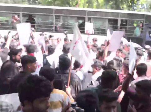 ഗ്യാനേഷ് കുമാറിന്റെ രാജി; ജന്തർ മന്തറിൽ പ്രതിഷേധം, നേതാക്കളെ അറസ്റ്റ് ചെയ്ത് നീക്കി DYFI Protest in Delhi Jantar Mantar