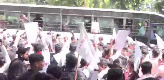 ഗ്യാനേഷ് കുമാറിന്റെ രാജി; ജന്തർ മന്തറിൽ പ്രതിഷേധം, നേതാക്കളെ അറസ്റ്റ് ചെയ്ത് നീക്കി DYFI Protest in Delhi Jantar Mantar