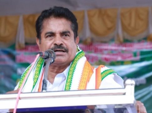 നിലപാടിൽ ഉറച്ച് അടൂർ പ്രകാശ്; തിങ്കളാഴ്ച എഐസിസിക്ക് പരാതി നൽകും Adoor Prakash