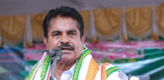 നിലപാടിൽ ഉറച്ച് അടൂർ പ്രകാശ്; തിങ്കളാഴ്ച എഐസിസിക്ക് പരാതി നൽകും Adoor Prakash