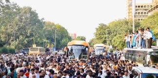 പ്രതിഷേധം ശക്തമാക്കാൻ ഇന്ത്യ സഖ്യം; മൂന്ന് ബസുകളിൽ എംപിമാർ ജന്തർ മന്തറിലേക്ക് India Alliance Jantar Mantar Protest