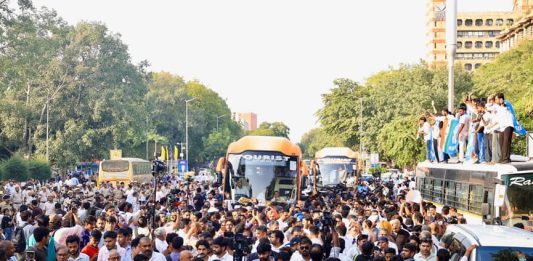 പ്രതിഷേധം ശക്തമാക്കാൻ ഇന്ത്യ സഖ്യം; മൂന്ന് ബസുകളിൽ എംപിമാർ ജന്തർ മന്തറിലേക്ക് India Alliance Jantar Mantar Protest