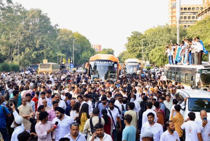 പ്രതിഷേധം ശക്തമാക്കാൻ ഇന്ത്യ സഖ്യം; മൂന്ന് ബസുകളിൽ എംപിമാർ ജന്തർ മന്തറിലേക്ക് India Alliance Jantar Mantar Protest