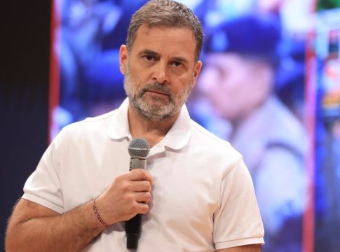 ‘ദേശീയ പതാക ഉയർത്തുന്നത് കുറ്റമല്ല, യുവജനങ്ങളെ ജയിലിലടക്കുന്നത് ഭീരുത്വം’ Rahul Gandhi