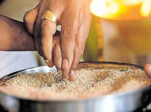ആദ്യാക്ഷരം കുറിച്ച് കുരുന്നുകൾ; വിദ്യാരംഭ ചടങ്ങുകൾ പുരോഗമിക്കുന്നു vijayadashami vidyarambham 2026